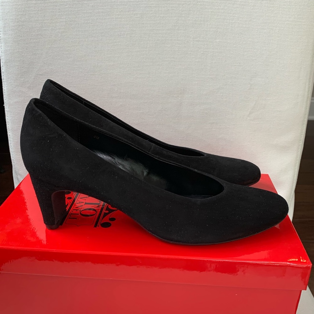 Ditto by Vaneli Dune Black Suede Pumps